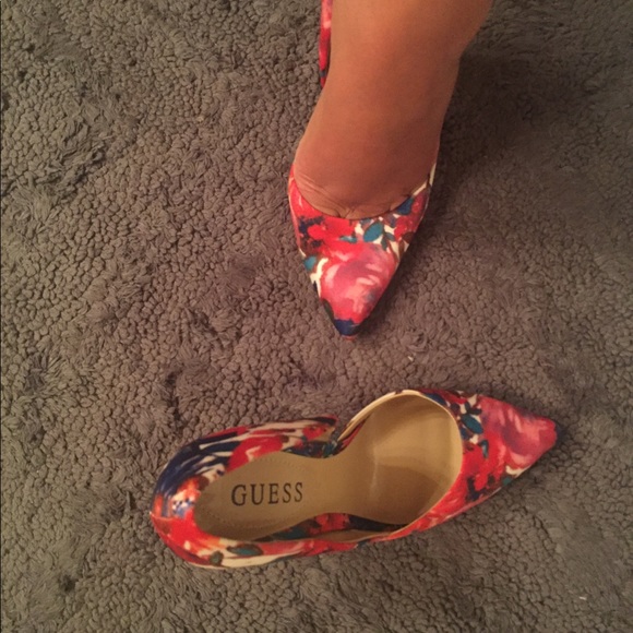 Guess Floral Shoe - Picture 2 of 5